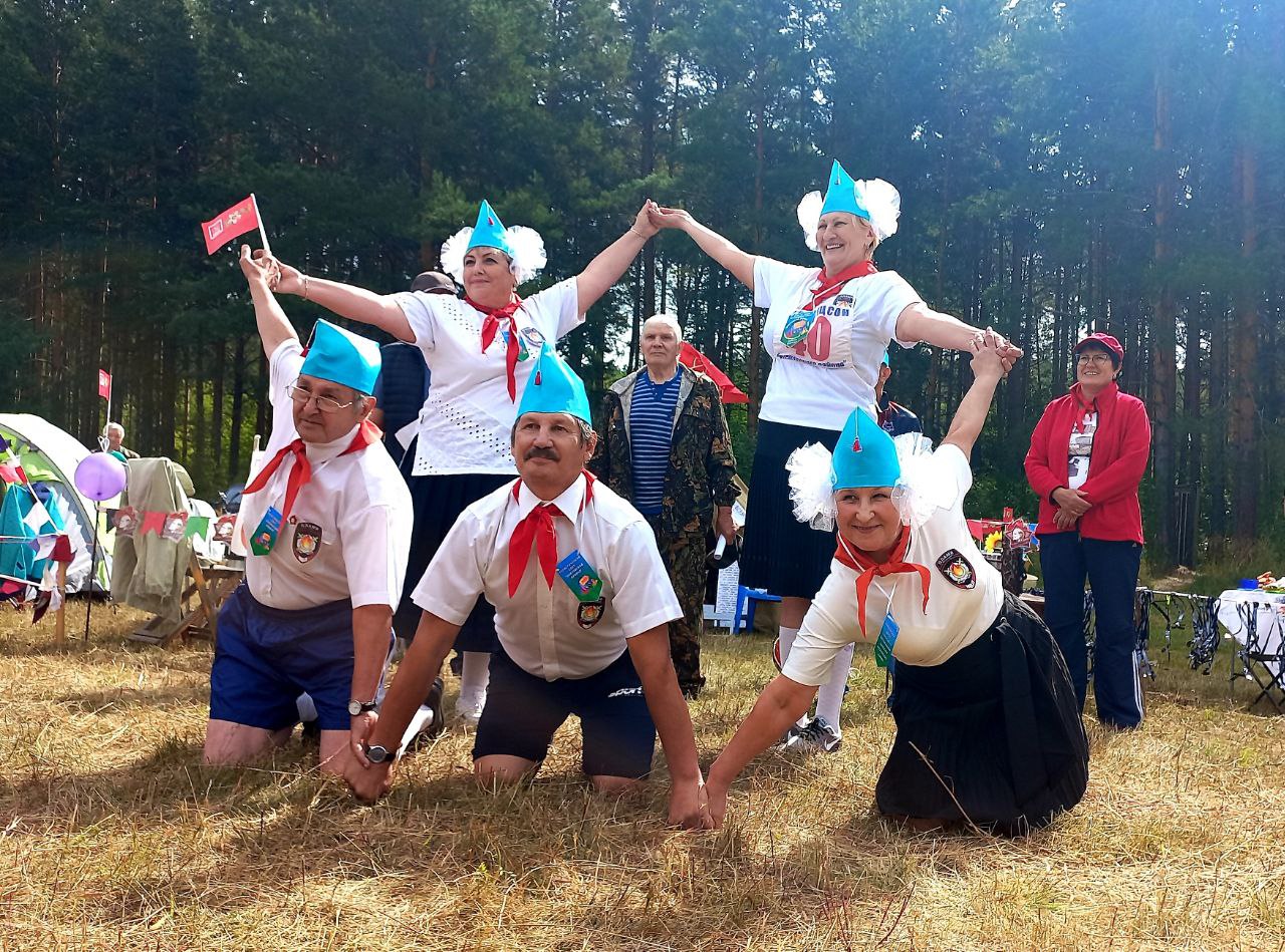 Песни, конкурсы и команды в пионерских галстуках: так отдыхают артемовские ветераны